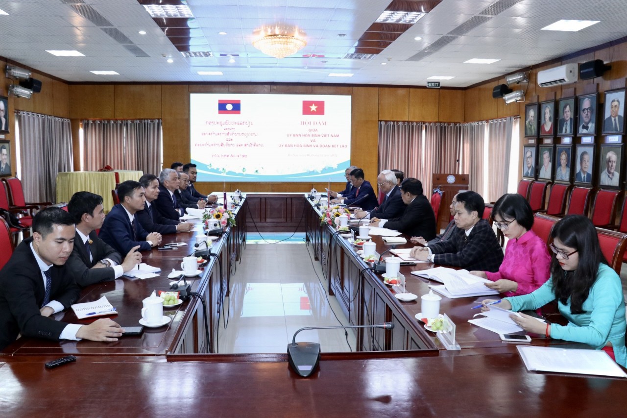 Ủy ban Hòa bình Việt Nam hội đàm với Đoàn đại biểu Ủy ban Hòa bình và Đoàn kết Lào hồi tháng 10/2022 (Ảnh: Thu Hà).