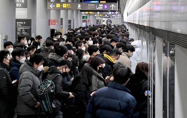 Hậu “thảm họa Itaewon”, người Hàn “nghi ngờ” tàu điện ngầm