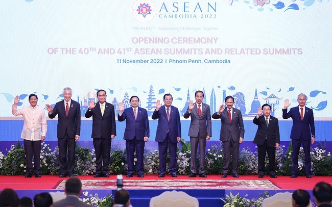 Thủ tướng Phạm Minh Chính và trưởng đoàn các nước ASEAN chụp ảnh chung tại Lễ khai mạcHội nghị Cấp cao ASEAN lần thứ 40, 41