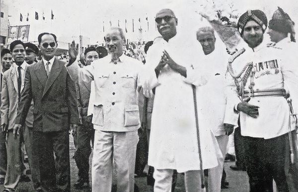 Chủ tịch Hồ Chí Minh giới thiệu Tổng thống Pra – Sad, vị khách quý, sứ giả lớn của Ấn Độ với nhân dân ta (năm 1959). Ảnh: Internet