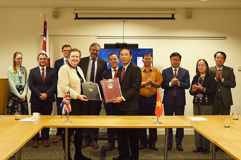 Thứ trưởng Bộ Nông nghiệp và Phát triển nông thôn Phùng Đức Tiến ký kết thỏa thuận hợp tác với đại diện Bộ Môi trường, Thực phẩm và Các vấn đề nông thôn Liên hiệp Vương quốc Anh