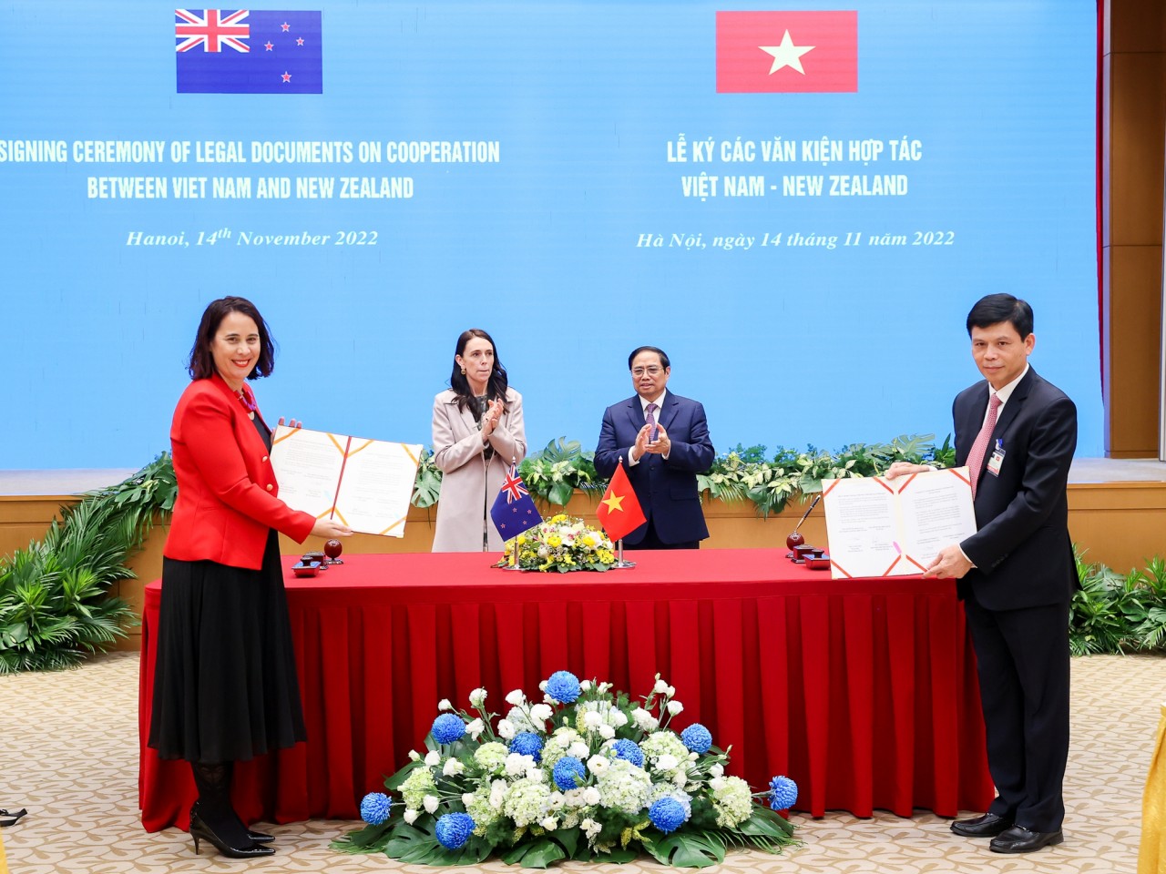 Hai Thủ tướng Việt Nam và New Zealand gặp gỡ báo chí
