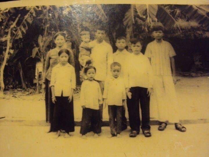 Bức ảnh chụp gia đình vào năm 1969, Khăm Kẹo thứ 3, từ phải sang đứng cạnh tôi.
