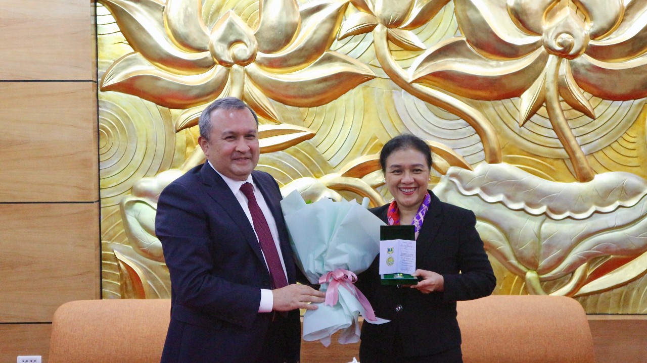 Trao Kỷ niệm chương cho Chủ tịch VUFO Nguyễn Phương Nga