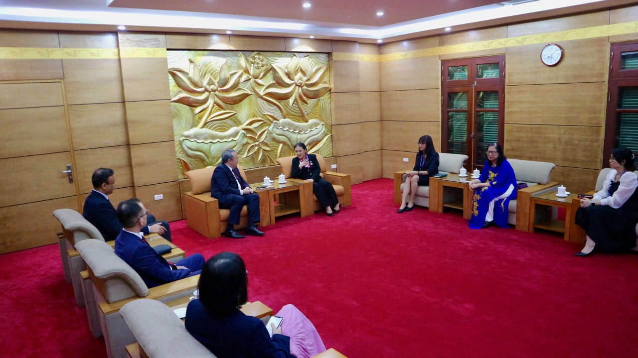 Đại sứ Uzbekistan trao Kỷ niệm chương cho Chủ tịch VUFO Nguyễn Phương Nga