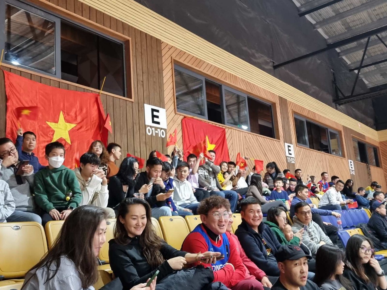 Kiều bào cổ vũ cho tuyển bóng rổ Việt Nam thi đấu dưới cái lạnh -19 độ C tại Mông Cổ