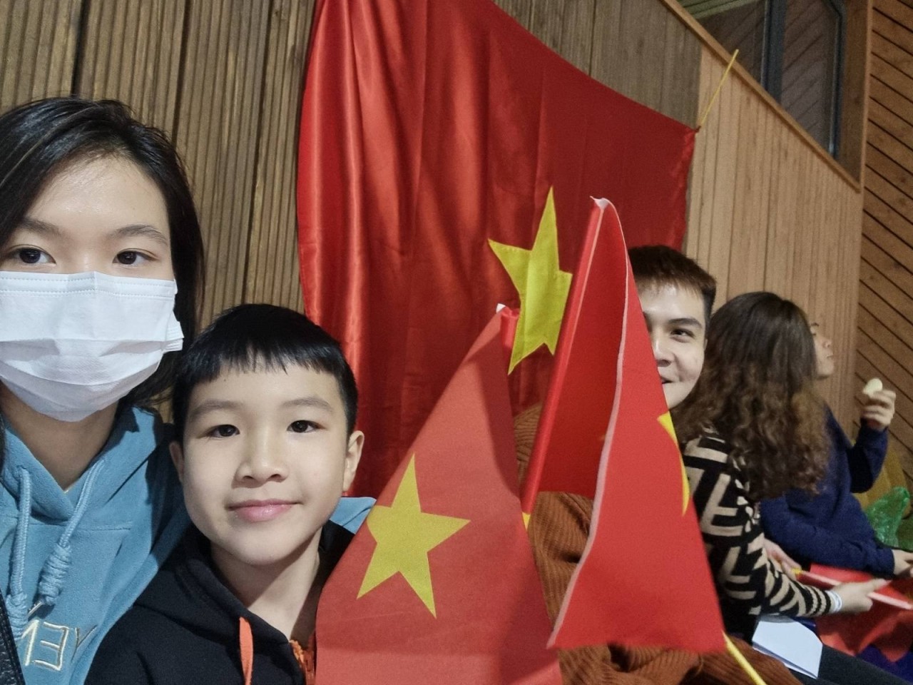 Kiều bào cổ vũ cho tuyển bóng rổ Việt Nam thi đấu dưới cái lạnh -19 độ C tại Mông Cổ