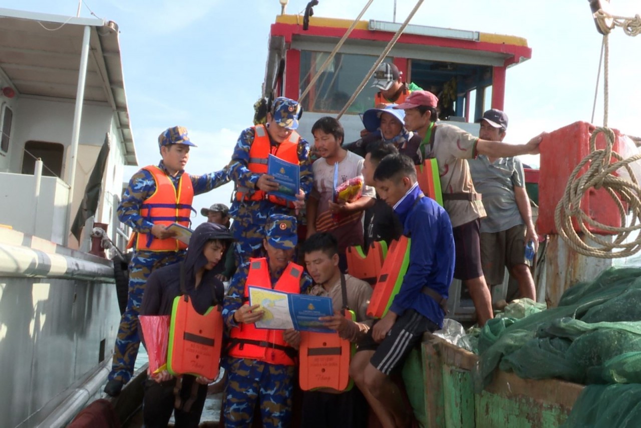 Đoàn công tác của Vùng 5 Hải quân tuyên truyền Chỉ thị số 45 của Thủ tướng Chính phủ cho ngư dân. Ảnh: Văn Định