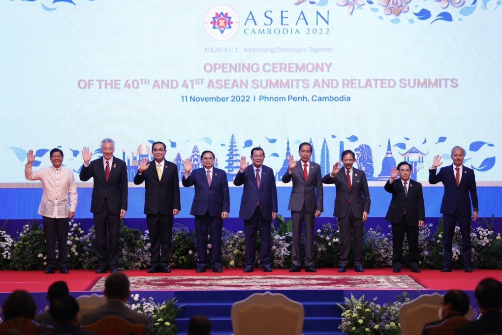 Các lãnh đạo ASEAN tại lễ khai mạc Hội nghị Cấp cao ASEAN lần thứ 40, 41 và các hội nghị liên quan (Ảnh: VGP).