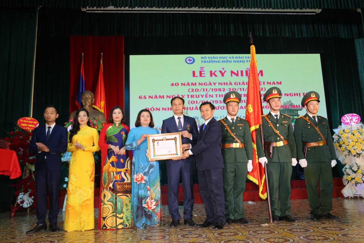 Trường Hữu nghị T78 đón nhận Huân chương Lao động hạng Nhất của Cộng hòa dân chủ nhân dân Lào