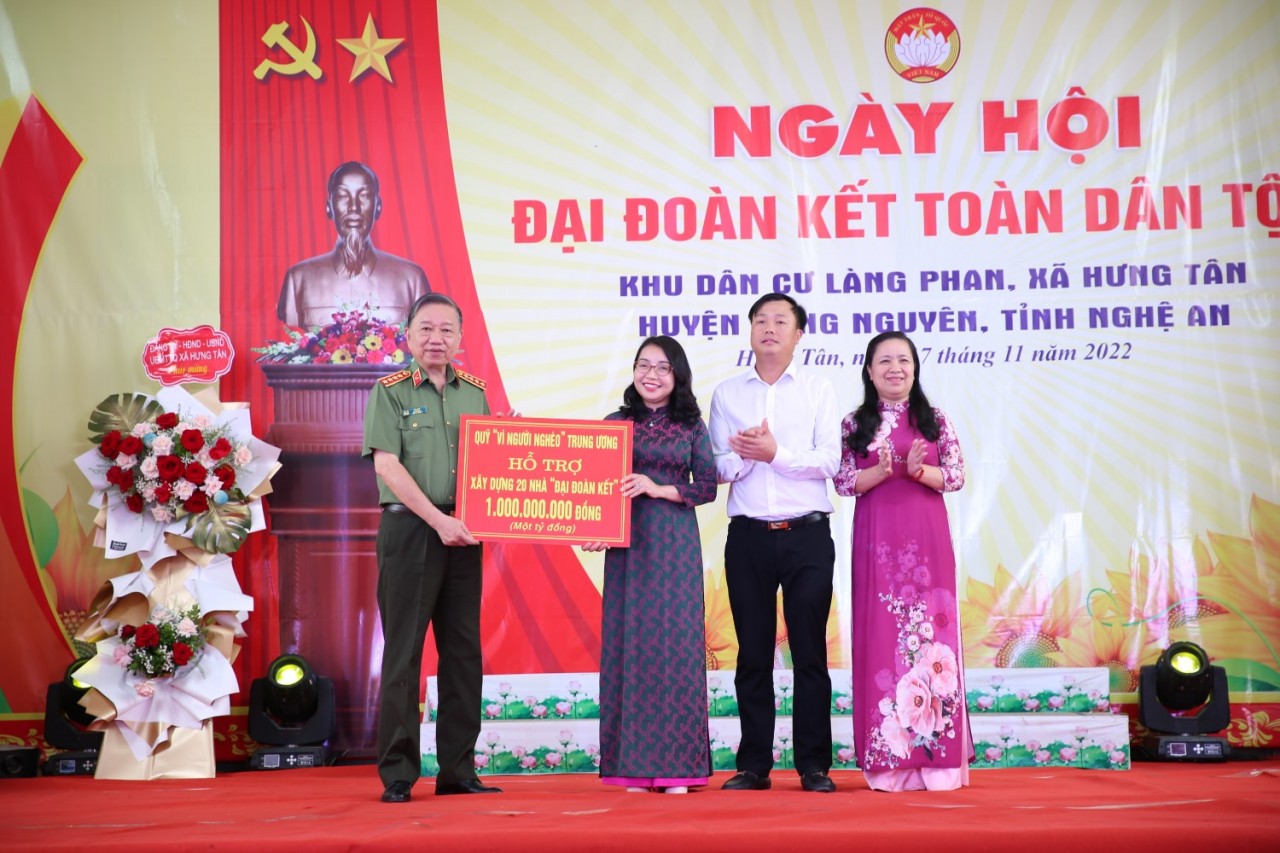 Trao 20 ngôi nhà đại đoàn kết cho các hộ nghèo trên địa bàn huyện Hưng Nguyên (Nghệ An)