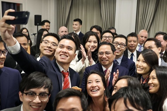 Thủ tướng Phạm Minh Chính và các thanh niên, sinh viên Việt Nam tại New York (Ảnh: VGP).