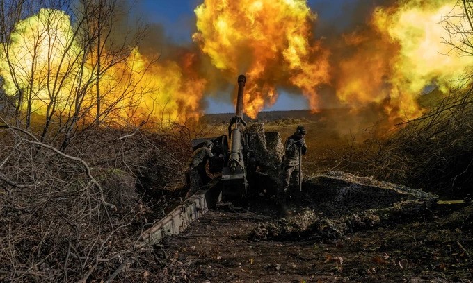Binh sĩ Ukraine khai hỏa một khẩu pháo về phía lực lượng Nga ở Bakhmut, miền Đông (Ảnh: AFP).