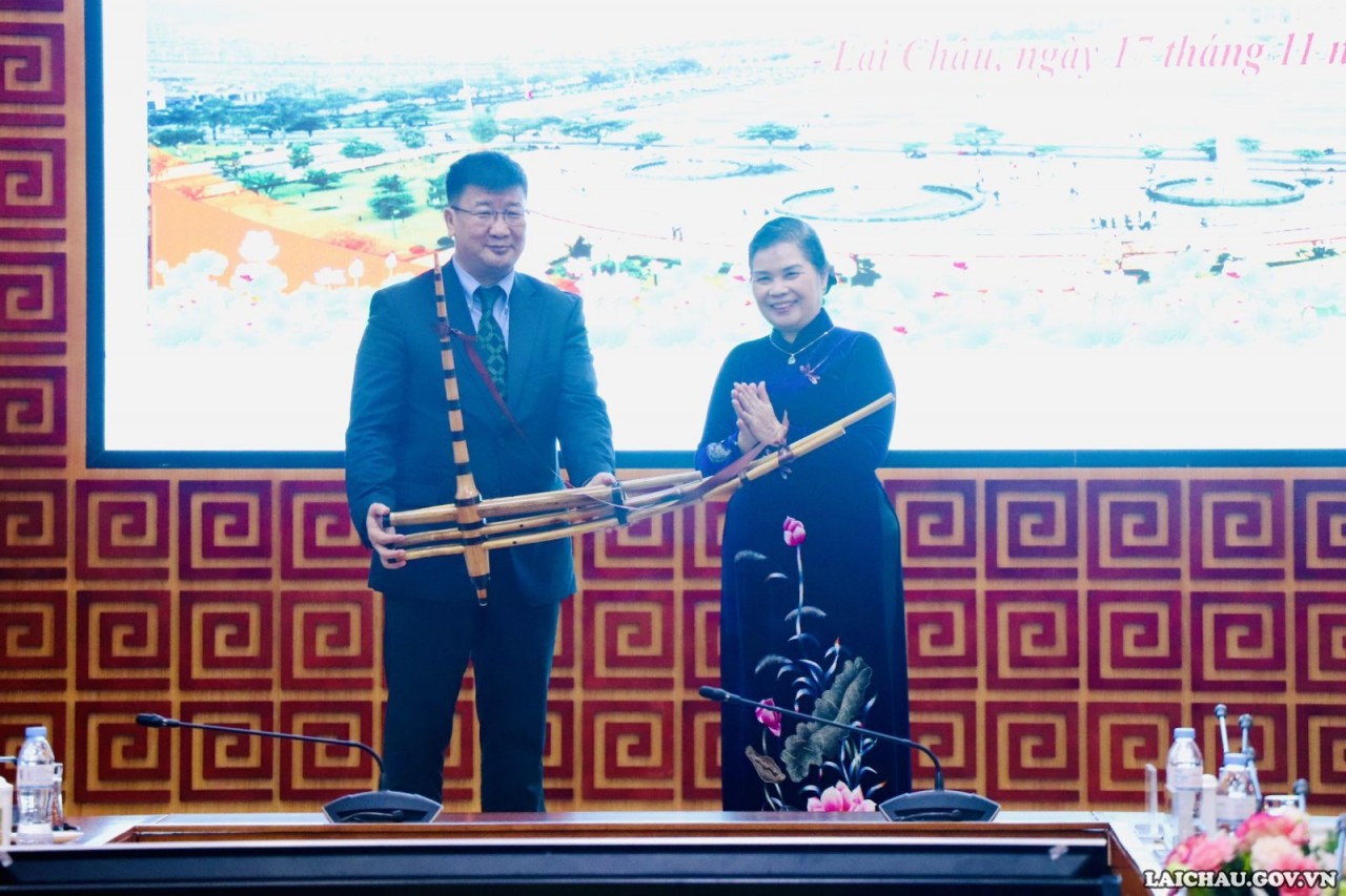 Bí thư Tỉnh ủy tỉnh Lai Châu Giàng Páo Mỷ tặng Ngài Đại sứ Jigjee Sereejav chiếc khèn Mông (Ảnh: laichau.gov.vn).