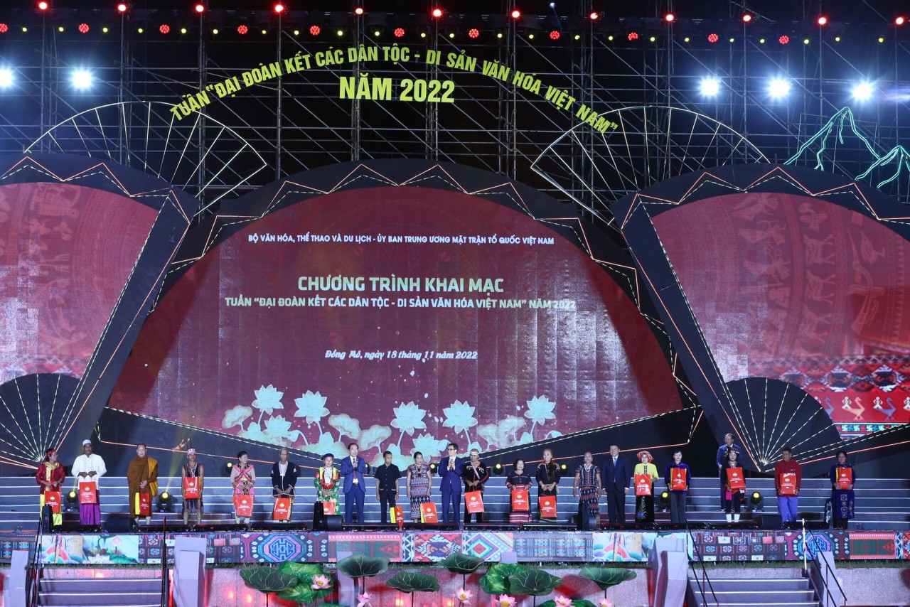 Lãnh đạo Đảng, Nhà nước, MTTQ Việt Nam, Bộ VHTTDL tặng quà đồng bào, nghệ nhân tham dự Tuần Đại đoàn kết các dân tộc- Di sản văn hóa Việt Nam.