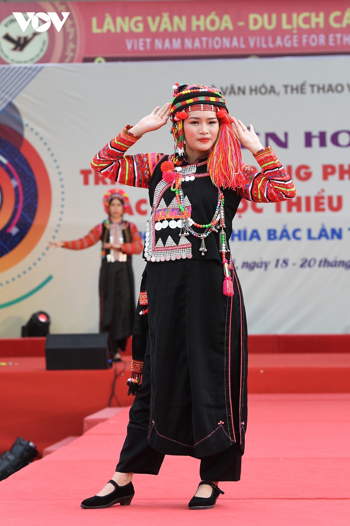 Ngắm trang phục truyền thống rực rỡ sắc màu của các dân tộc Việt Nam