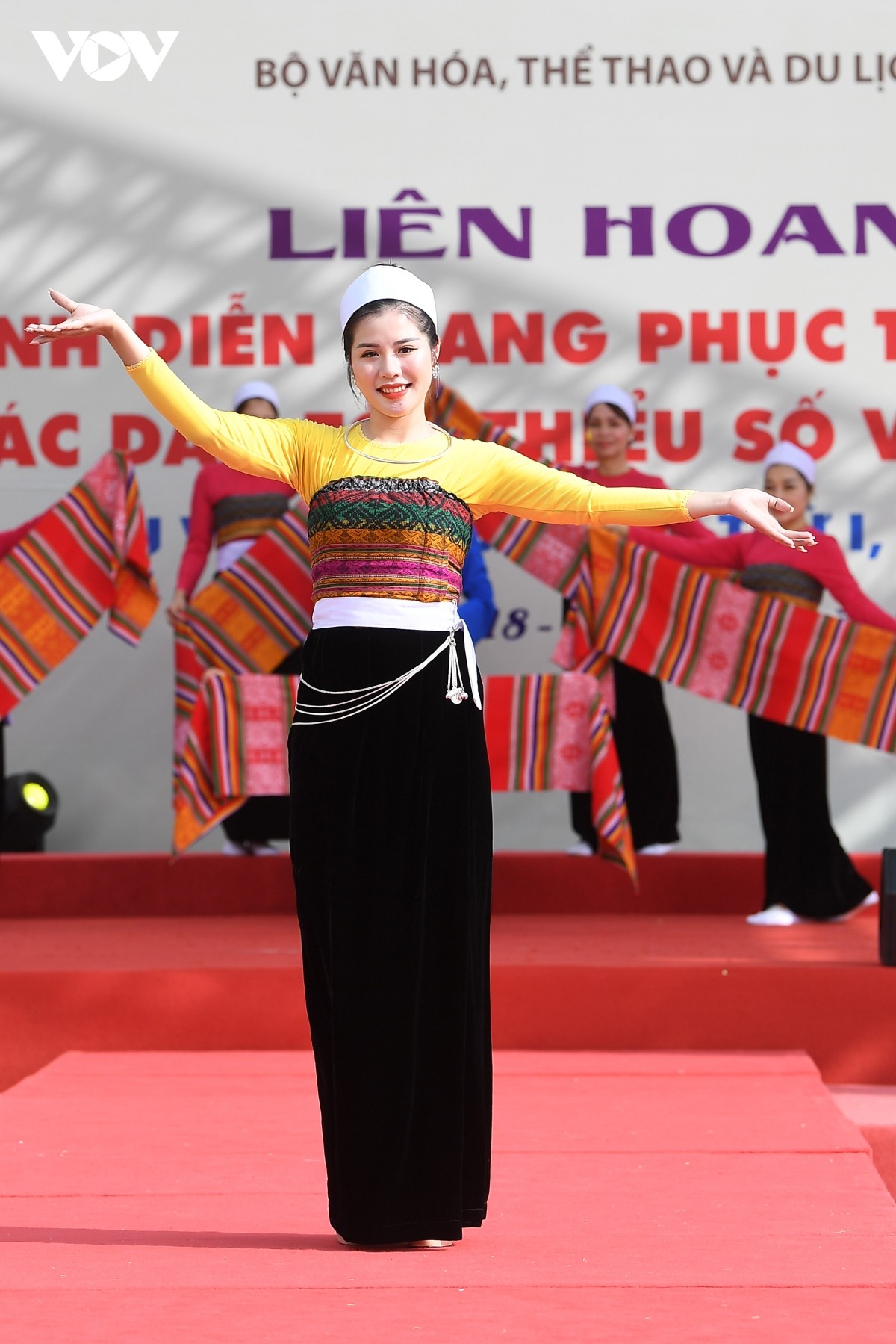 Ngắm trang phục truyền thống rực rỡ sắc màu của các dân tộc Việt Nam