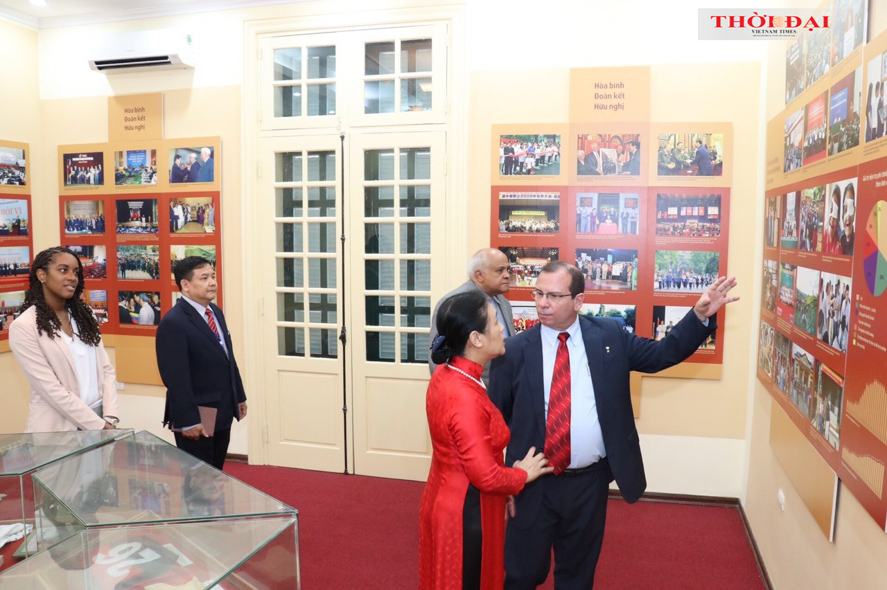 Chủ tịch Nguyễn Phương Nga thông tin về lịch sử hình thành, phát triển và các hoạt động của VUFO đến các đại biểu (Ảnh: Thu Hà).