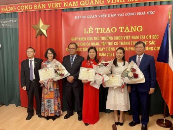 Trao giấy khen cho cá nhân, tập thể có thành tích xuất sắc trong học tập, giảng dạy tiếng Việt tại Séc