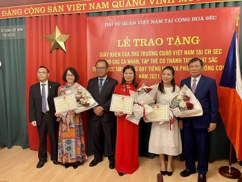 trao giay khen cho ca nhan tap the co thanh tich xuat sac trong hoc tap giang day tieng viet tai sec