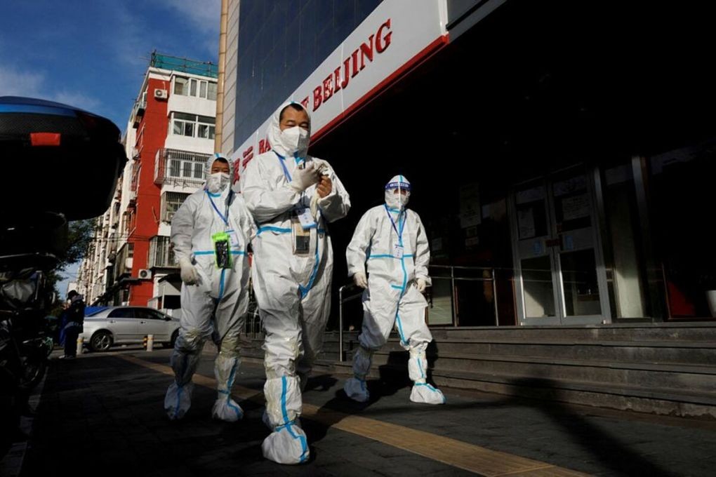 Nhân viên y tế mặc đồ bảo hộ bên ngoài một tòa nhà bị phong tỏa ở Bắc Kinh, Trung Quốc, ngày 12/11. Ảnh: Reuters