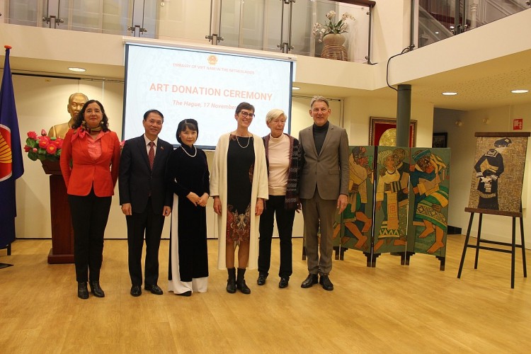 Nhà cựu ngoại giao Hà Lan tặng Việt Nam 2 bức sơn mài của họa sỹ Phùng Phẩm