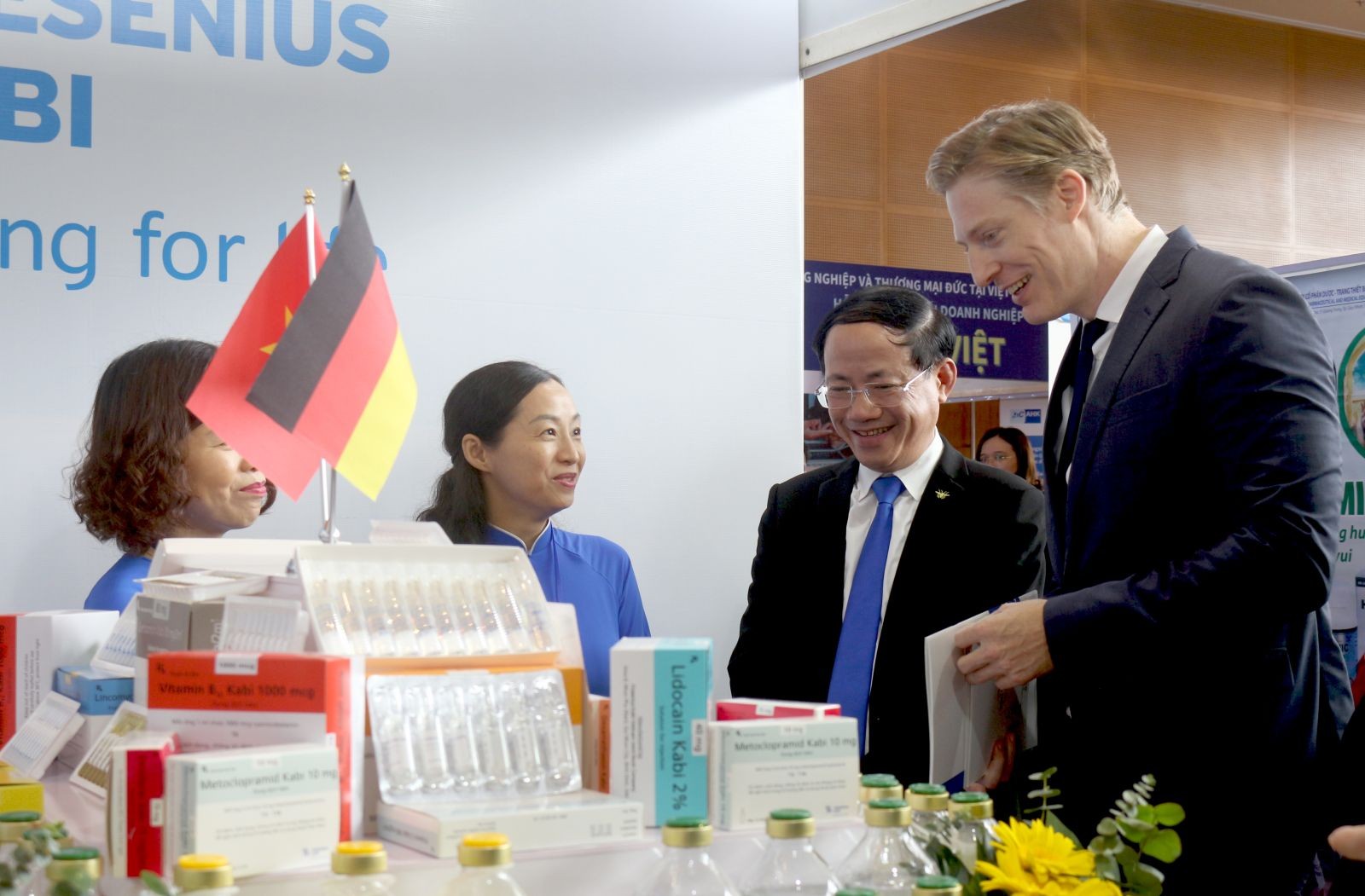 Đại biểu thăm quan gian hàng trưng bày sản phẩm của DN Đức đang hoạt động trên địa bàn tỉnh Bình Định (Ảnh: binhdinh.gov.vn).