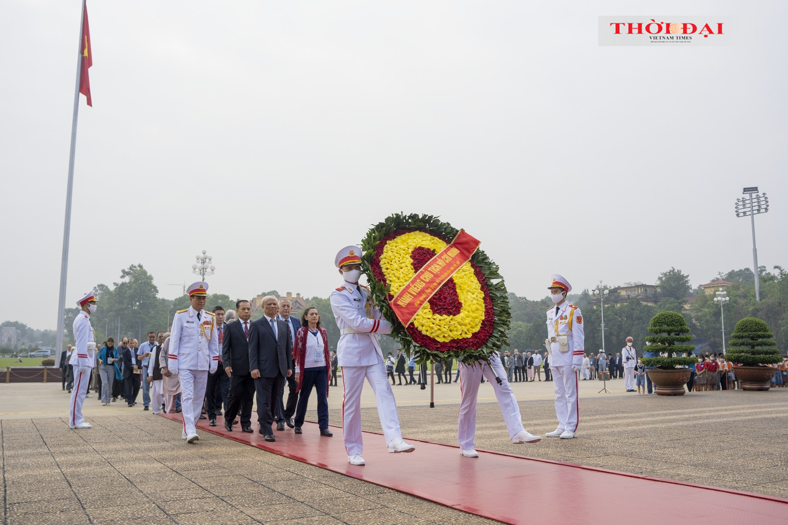 Đại biểu Đại hội 22 Hội đồng Hòa bình thế giới viếng Chủ tịch Hồ Chí Minh