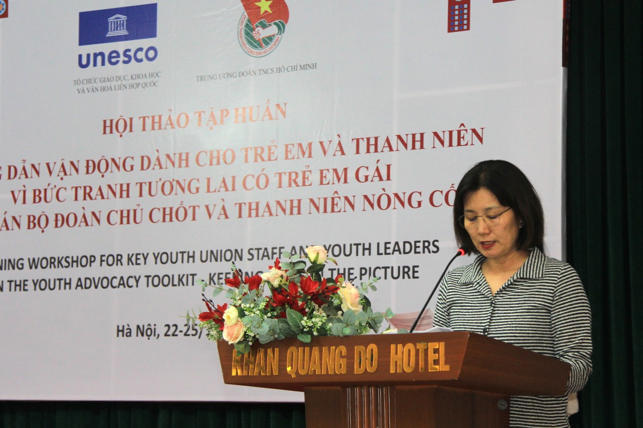 bà Miki Nozawa, Trưởng Ban giáo dục Văn phòng UNESCO tại Việt Nam phát biểu tại Hội thảo.