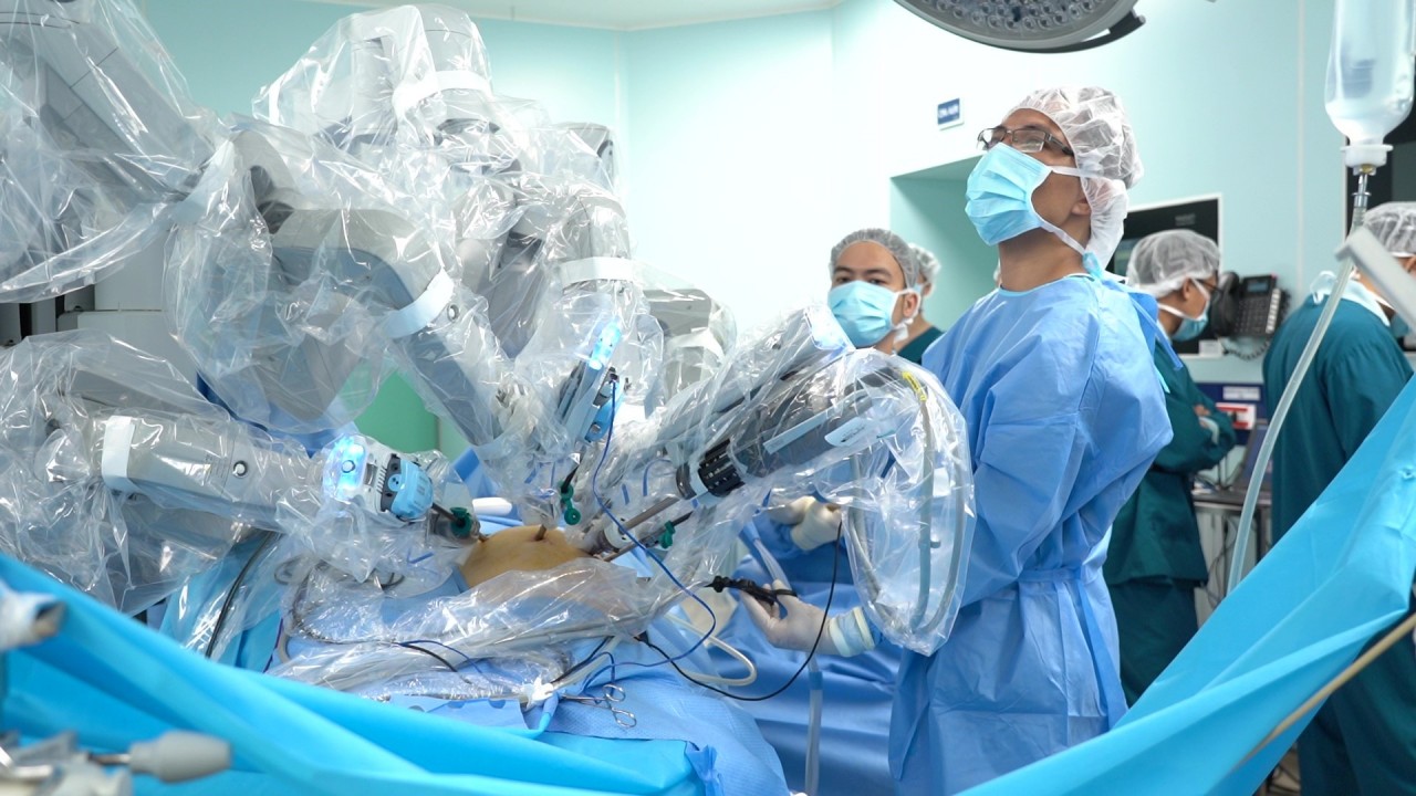 Một trong hai ca mổ điển hình sử dụng hệ thống robot hiện đại, được truyền hình trực tiếp từ phòng mổ tiêu chuẩn quốc tế của Vinmec, mang tính thực tiễn rất cao đối với các bác sĩ và phẫu thuật viên tham gia chương trình.