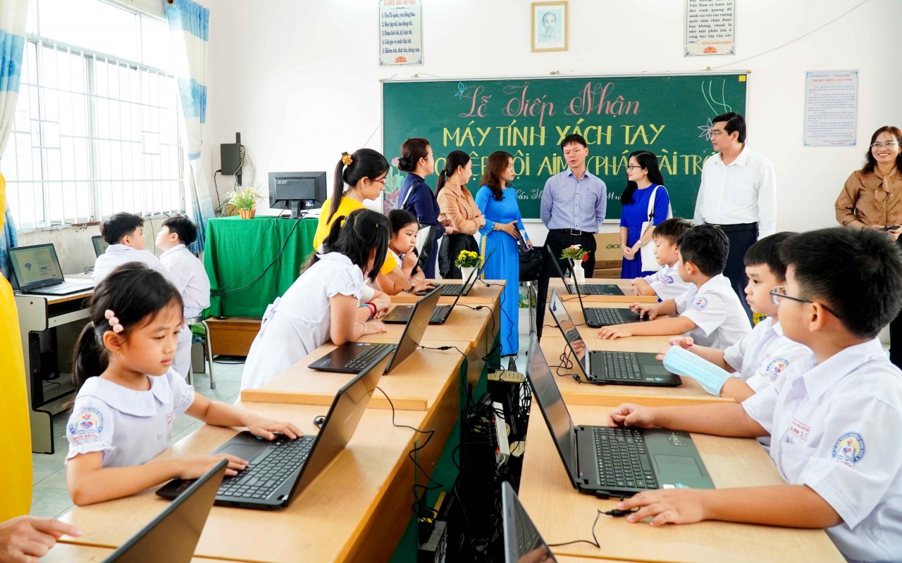 Hiệp hội AIMF (Pháp) trao tặng máy tính xách tay cho 3 trường học tại Cần Thơ