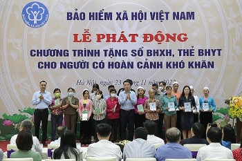 Hàng chục nghìn hoàn cảnh khó khăn được tặng sổ BHXH, thẻ BHYT qua Lễ Phát động của BHXH Việt Nam Hàng chục nghìn hoàn cảnh khó khăn được tặng sổ BHXH, thẻ BHYT qua Lễ Phát động của BHXH Việt Nam