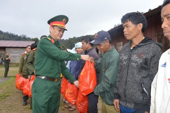 Quảng Nam tặng quà và khám bệnh, cấp thuốc miễn phí cho người dân huyện Đắk Chưng (tỉnh Sê Kông, Lào)