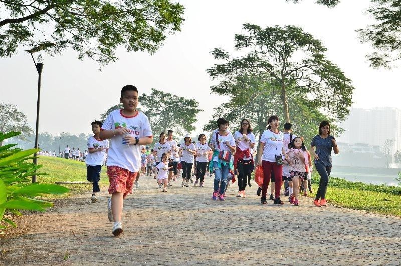 Nhiều người tham gia hoạt động chạy bộ gây quỹ từ chương trình “Chạy vì trái tim” (Ảnh: BTC)