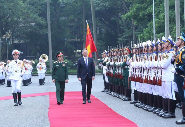 Đại tướng Phan Văn Giang và Phó Thủ tướng, Bộ trưởng Quốc phòng Ô-xtrây-li-a Richard Donald Marles duyệt Đội danh dự QĐND Việt Nam.
