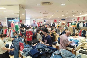Người dân đổ xô tới Trung tâm thương mại Vincom vui chơi, mua sắm trong ngày hội Black Friday