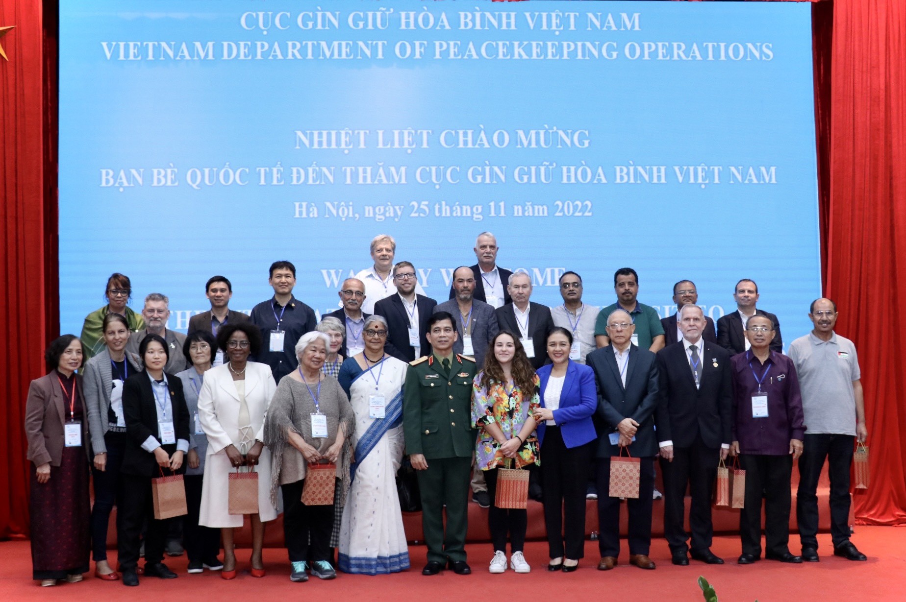 Cục Gìn giữ hòa bình Việt Nam tặng quà 
