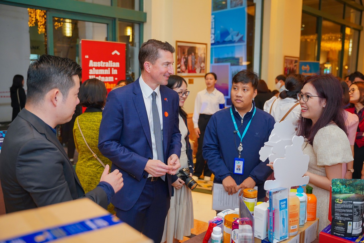 Đại Biện lâm thời Australia, ngài Mark Tattersall đến xem các gian trưng bày của các doanh nghiệp do cựu sinh Australia tại Việt Nam sáng lập và điều hành.