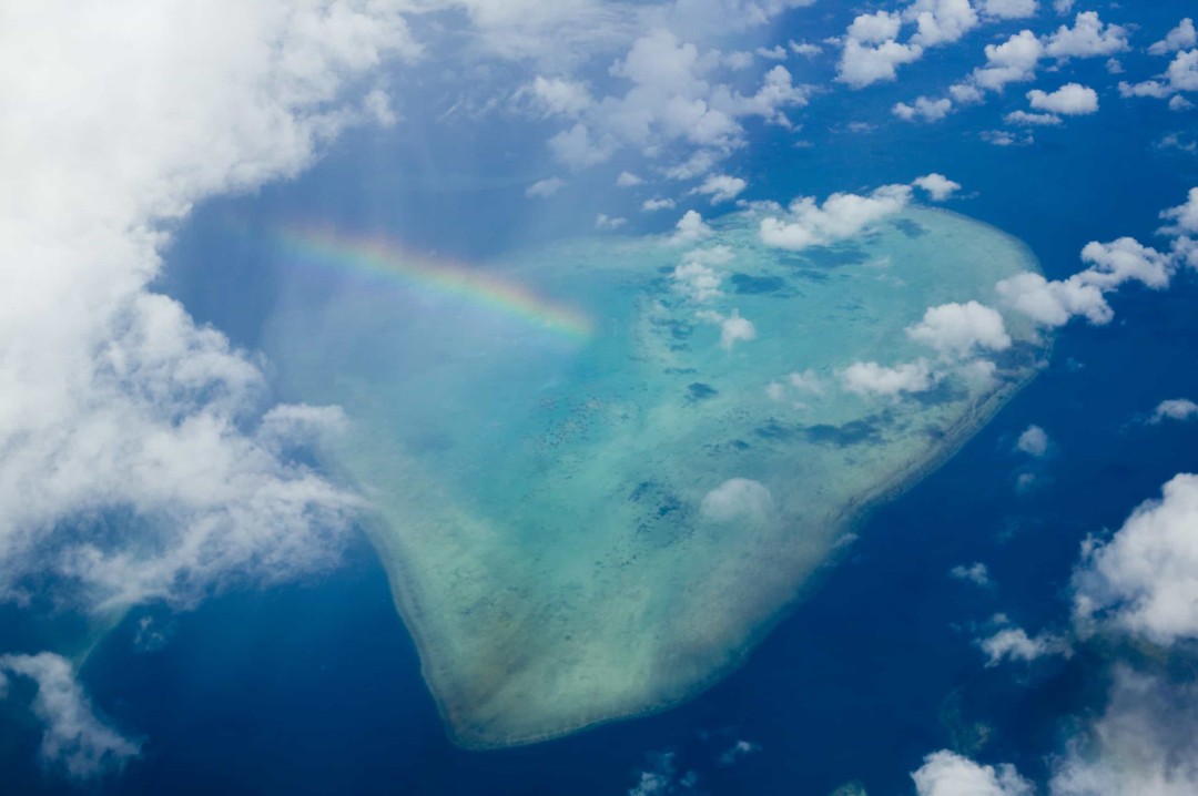 Tuvalu cũng đang bị ảnh hưởng bởi hiện tượng tẩy trắng san hô do nhiệt độ tăng cao. Điều này có thể gây ngộ độc cho các loài cá sống quanh các rạn san hô bởi chúng ăn phải vi tảo do san hô tẩy trắng thải ra, từ đó gây bệnh cho người dân ăn những loài cá này.