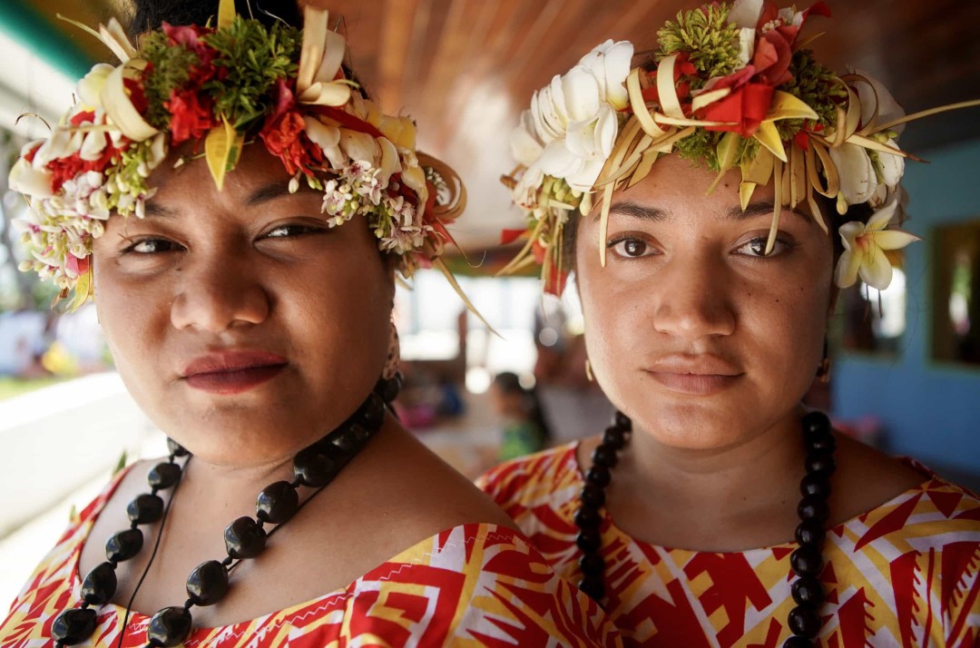 Người Tuvalu sử dụng tiếng Tuvaluan (có quan hệ họ hàng gần với tiếng Samoa) làm ngôn ngữ mẹ đẻ. Tuy nhiên, ngôn ngữ được dạy trong trường học và được sử dụng rộng rãi vẫn là tiếng Anh.