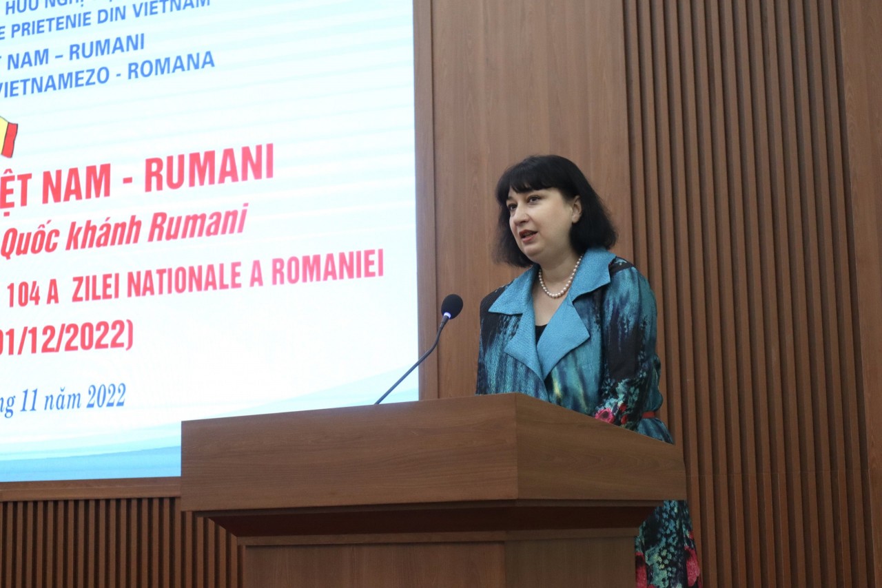 Đại sứ Đặc mệnh toàn quyền Rumani tại Việt Nam Cristina Romila phát biểu tại Buổi gặp mặt.