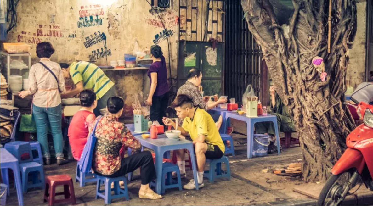 Thức ăn đường phố là nét văn hóa ẩm thực đặc trưng ở Việt Nam (Ảnh: 