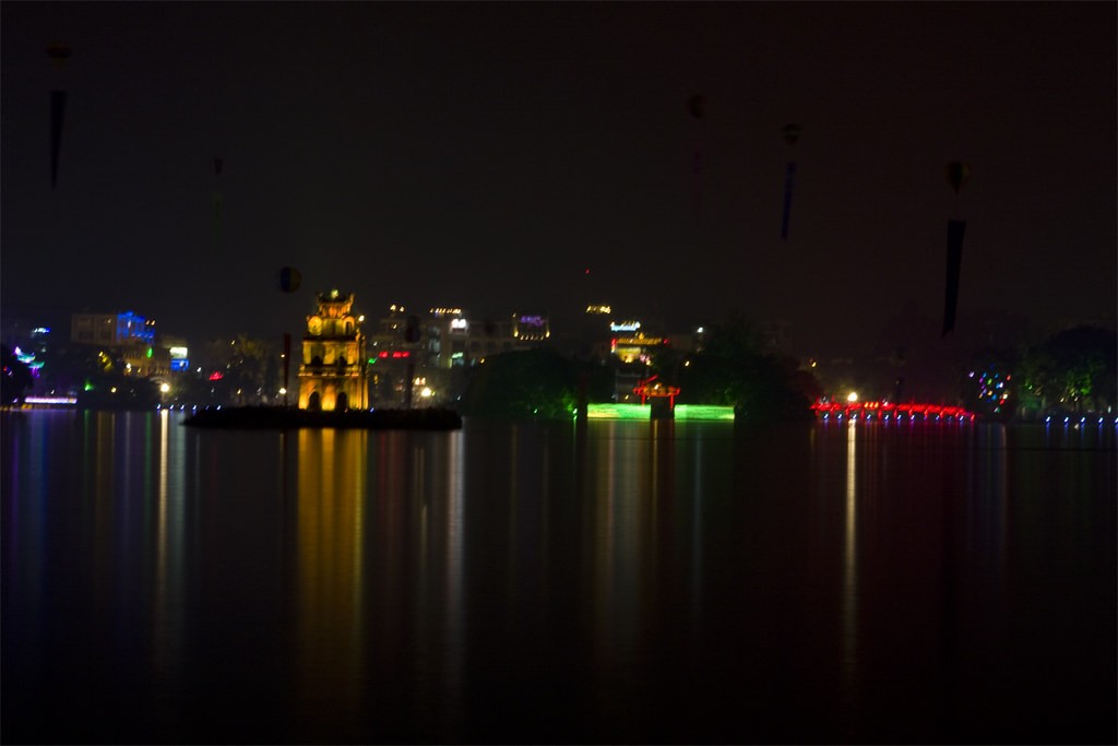 Hồ Gươm về đêm đẹp long lanh như một viên ngọc rực rỡ nhiều màu sắc (Ảnh: Orient Sea/
