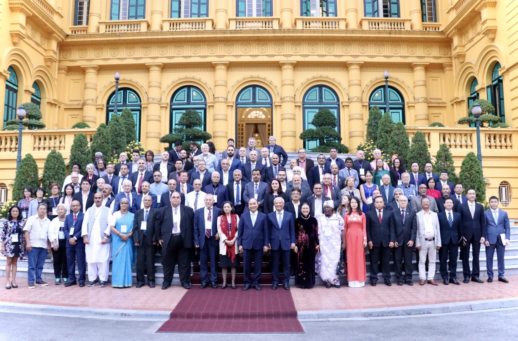 Chủ tịch nước Nguyễn Xuân Phúc chụp ảnh lưu niệm cùng các đại biểu (Ảnh: Thu Hà).