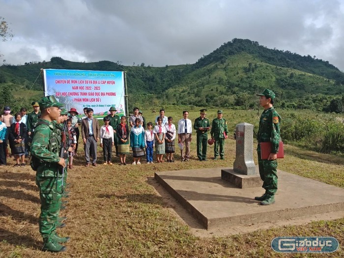 Tiết học Lịch sử đặc biệt bên Cột mốc 616 biên giới Việt - Lào ở dãy Trường Sơn