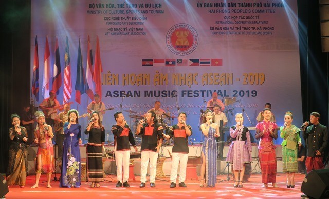 Tập thể nghệ sĩ các nước cùng hát vang bài ASEAN song, khẳng định khối đại đoàn kết của các quốc gia trong khu vực tại “Liên hoan Âm nhạc ASEAN – 2019”