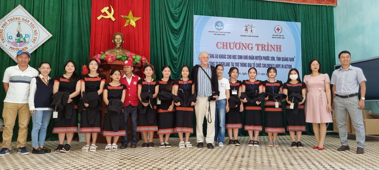 Tổ chức CHIA trao tặng gần 2.000 áo khoác cho học sinh và người dân Quảng Nam