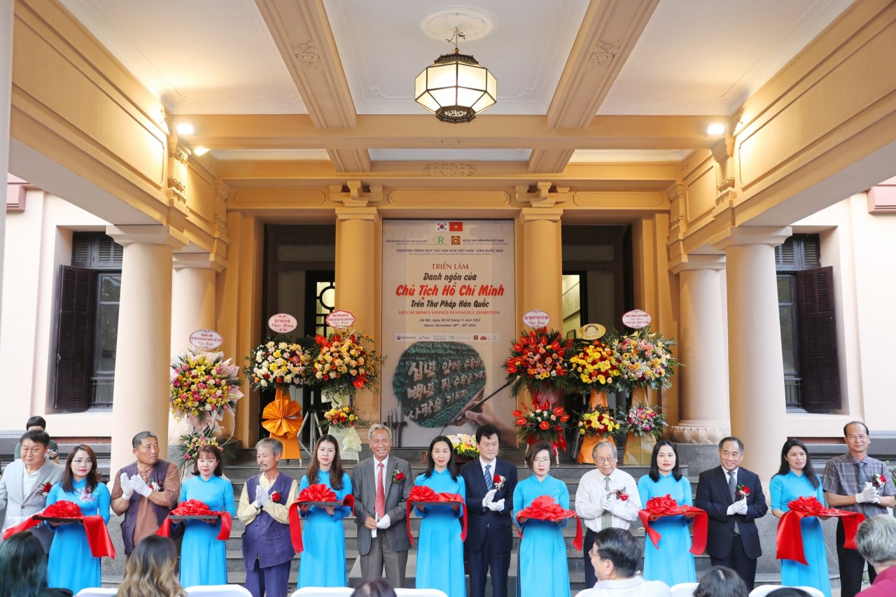 Cắt băng khai mạc triển lãm “Danh ngôn của Chủ tịch Hồ Chí Minh trên Thư pháp Hàn Quốc” tại Bảo tàng Mỹ thuật Việt Nam (Ảnh: BTC).