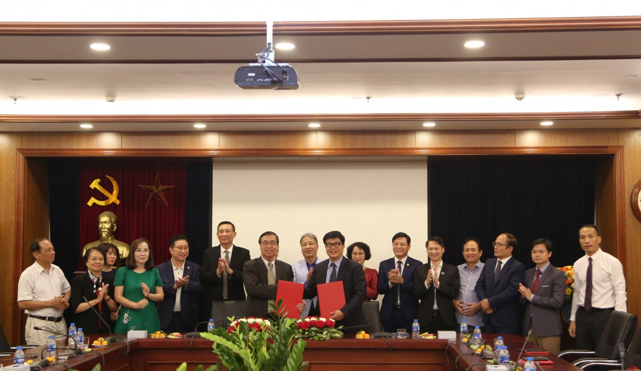 Hội Liên lạc với người Việt Nam ở nước ngoài ký kết thỏa thuận hợp tác với Liên đoàn Luật sư Việt Nam