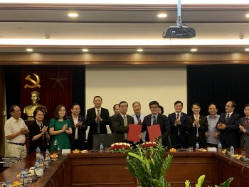 Hội Liên lạc với người Việt Nam ở nước ngoài ký kết thỏa thuận hợp tác với Liên đoàn Luật sư Việt Nam